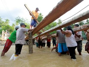 Warga Gorontalo Gotong Royong Bangun Jembatan Darurat
