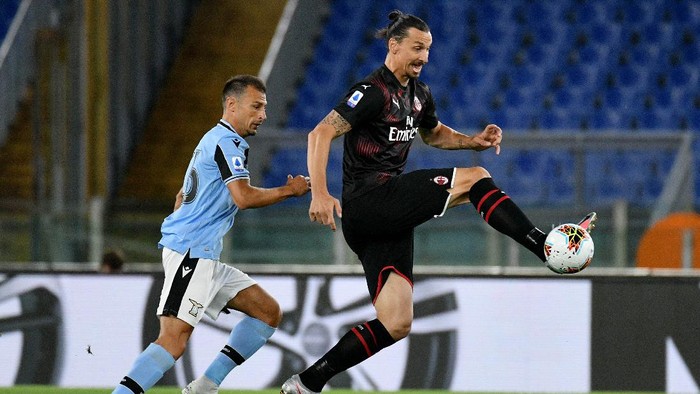 ROME, ITALY - JULY 04: Stefan Radu of SS Lazio competes for the ball with Zlatan Ibrahimovic of AC Milan during the Serie A match between SS Lazio and  AC Milan at Stadio Olimpico on July 04, 2020 in Rome, Italy. (Photo by Marco Rosi - SS Lazio/Getty Images)