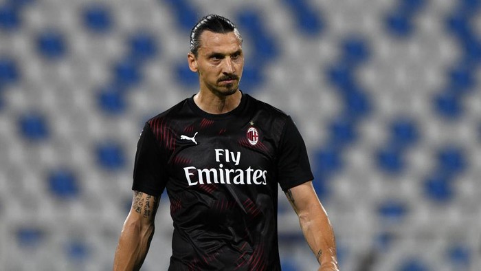 FERRARA, ITALY - JULY 01: Zlatan Ibrahimovic of AC Milan against an empty stand with Covid-19 restrictions still in place during the Serie A match between SPAL and AC Milan at Stadio Paolo Mazza on July 1, 2020 in Ferrara, Italy. (Photo by Chris Ricco/Getty Images)