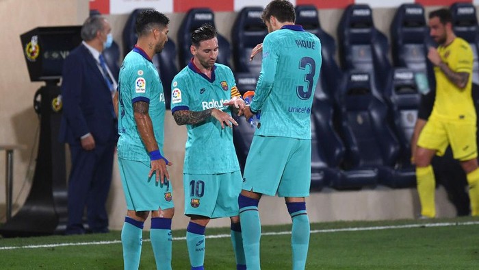 VILLAREAL, SPAIN - JULY 05: Lionel Messi speaks with Gerard Pique and Luis Suarez of Barcelona during the Liga match between Villarreal CF and FC Barcelona at Estadio de la Ceramica on July 05, 2020 in Villareal, Spain. (Photo by Alex Caparros/Getty Images)