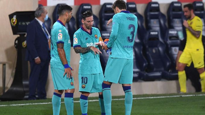 1254451918 VILLAREAL, SPAIN - JULY 05: Lionel Messi speaks with Gerard Pique and Luis Suarez of Barcelona during the Liga match between Villarreal CF and FC Barcelona at Estadio de la Ceramica on July 05, 2020 in Villareal, Spain. (Photo by Alex Caparros/Getty Images)