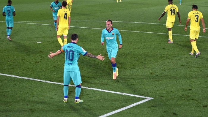 VILLAREAL, SPAIN - JULY 05: Antoine Griezmann of Barcelona celebrates after scoring his sides third goal with Lionel Messi during the Liga match between Villarreal CF and FC Barcelona at Estadio de la Ceramica on July 05, 2020 in Villareal, Spain. (Photo by Alex Caparros/Getty Images)