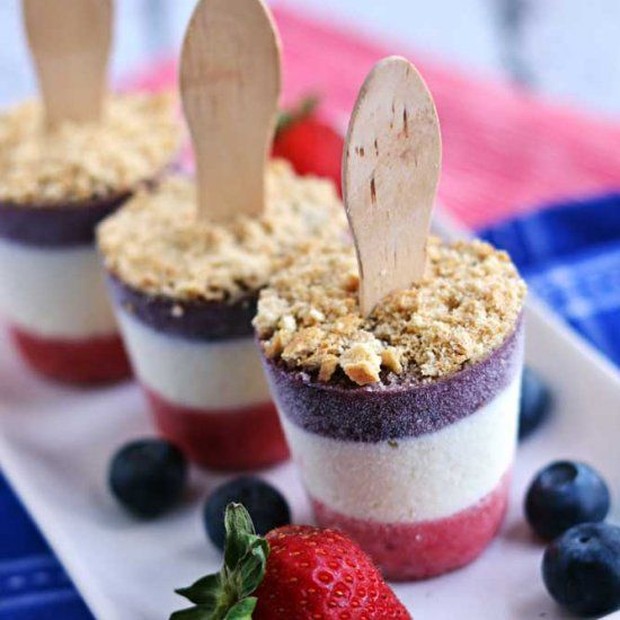 Boozy Red, White, and Blueberry Cheesecake Popsicle/pinterest.com/zestitup Cheesecake dengan tiga warna yang berbeda akan menyuguhkan rasa segar.
