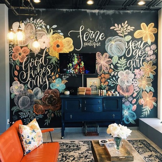 Dinding papan tulis menciptakan ruangan berdebu dan berantakan.