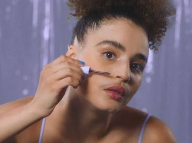 Hipertrikosis disebabkan pemakaian krim pemutih berbahan steroid dalam dosis tinggi dan jangka panjang.