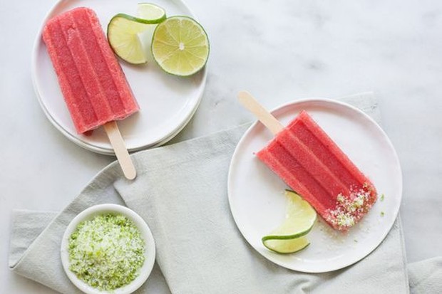 Strawberry Frozen Pops/pinterest.com/joanaalencar Dengan bahan utama buah strawberry.