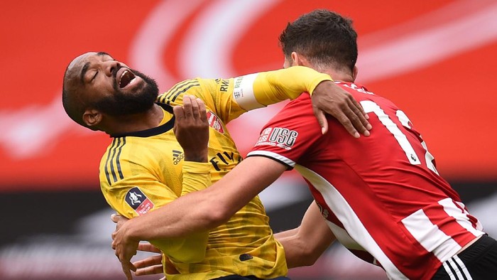 SHEFFIELD, ENGLAND - JUNE 28: Alexandre Lacazette of Arsenal battles for possession with John Egan of Sheffield United during the FA Cup Fifth Quarter Final match between Sheffield United and Arsenal FC at Bramall Lane on June 28, 2020 in Sheffield, England. (Photo by Oli Scarff/Pool via Getty Images)