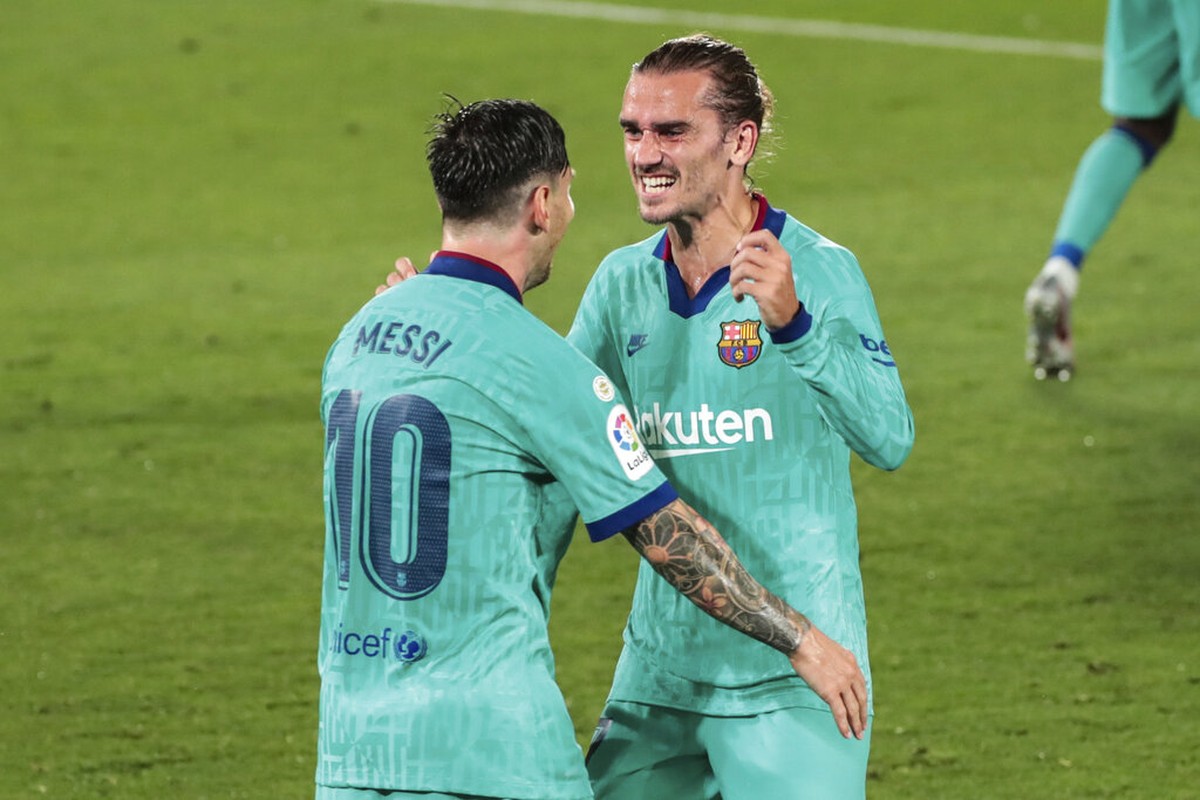 Cieee... Griezmann dan Messi Pelukan Lagi (Jose Miguel Fernandez/AP Photo)