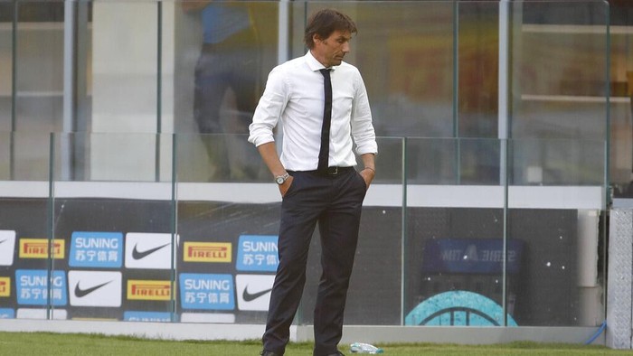 Inter Milans head coach Antonio Conte reacts during the Serie A soccer match between Inter Milan and Bologna at the Milan San Siro Stadium, Italy, Sunday, July 5, 2020. (AP Photo/Antonio Calanni)
