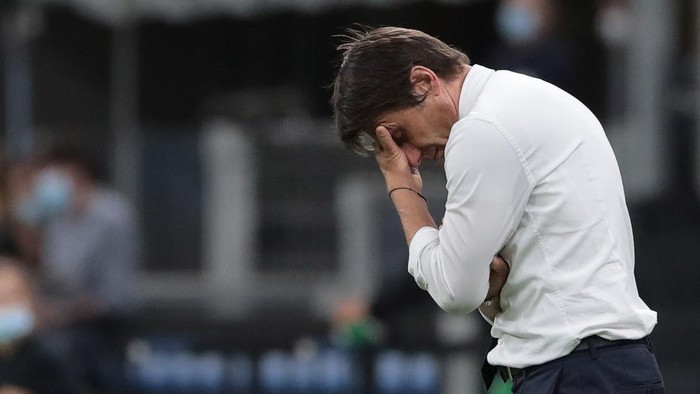 MILAN, ITALY - JUNE 24:  FC Internazionale coach Antonio Conte shows his dejection during the Serie A match between FC Internazionale and US Sassuolo at Stadio Giuseppe Meazza on June 24, 2020 in Milan, Italy.  (Photo by Emilio Andreoli/Getty Images)