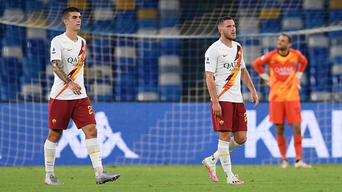 NAPLES, ITALY - JULY 05: Jordan Veretout and Gianluca Mancini of AS Roma stand disappointed during the Serie A match between SSC Napoli and  AS Roma at Stadio San Paolo on July 05, 2020 in Naples, Italy. (Photo by Francesco Pecoraro/Getty Images)