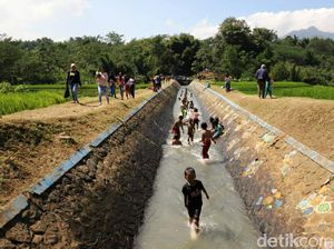 Asyiknya Main Air di Irigasi Talangseng Garut