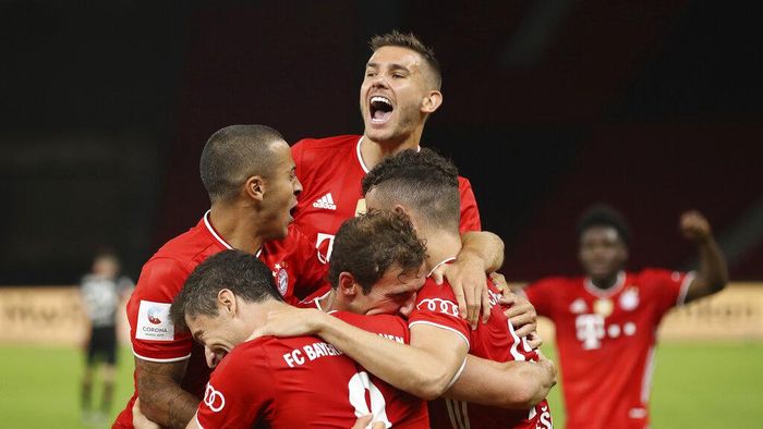 Bayern Munich Munichs Robert Lewandowski , center bottom, celebrates with teammates after scoring his teams fourth goal during the DFB Cup final match between Bayer 04 Leverkusen and FC Bayern Muenchen at Olympiastadion in Berlin, Germany, Saturday, July 4, 2020. (Photo by Alexander Hassenstein/Pool via AP)