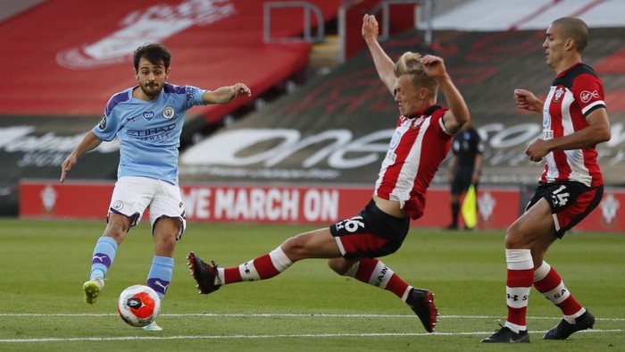 SOUTHAMPTON, ENGLAND - JULY 05: Bernardo Silva of Manchester City shoots past James Ward-Prowse of Southampton  during the Premier League match between Southampton FC and Manchester City at St Marys Stadium on July 05, 2020 in Southampton, England. Football Stadiums around Europe remain empty due to the Coronavirus Pandemic as Government social distancing laws prohibit fans inside venues resulting in games being played behind closed doors. (Photo by Frank Augstein/Pool via Getty Images)