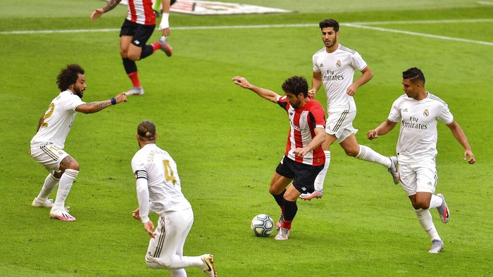 From left to right: Real Madrids Marcelo, Real Madrids Sergio Ramos, Real Madrids Marco Asensio and Real Madrids Casemiro try to stop Athletic Bilbaos Raul Garcia, center, during the Spanish La Liga soccer match between Athletic Club and Real Madrid at the San Manes stadium in Bilbao, Spain, Sunday, July 5, 2020. (AP Photo/Alvaro Barrientos)