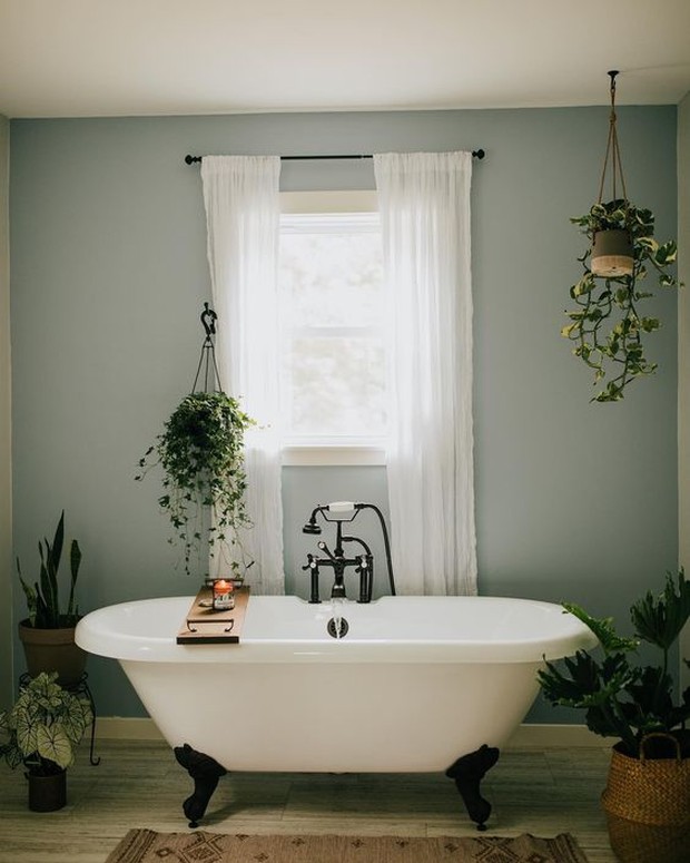 Keluar dari clawfoot tubs akan membahayakan diri karena terlalu licin.