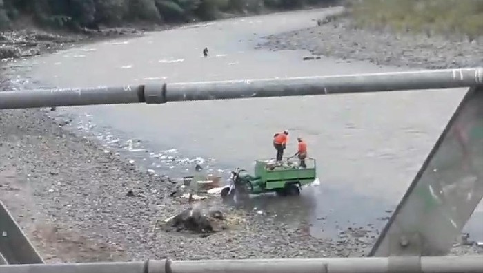 Dua orang diduga petugfas kebersihan di Cianjur buang sampah ke sungai