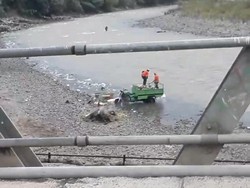 Terlalu! Dua Petugas Kebersihan di Cianjur Buang Sampah ke Sungai