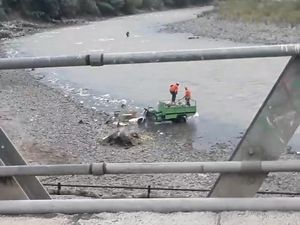 Dicari! Petugas Kebersihan yang Buang Sampah ke Sungai Cianjur Dicari! Petugas Kebersihan yang Buang Sampah ke Sungai Cianjur