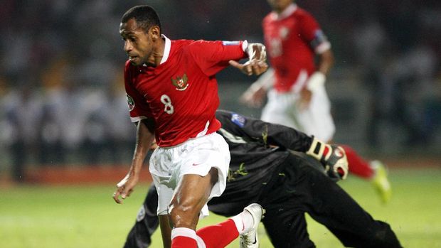 Elie Aiboy Indonesian Elie Aiboy controls the ball to score during their Asian Cup 2007 Group D football match at the Bung Karno stadium in Jakarta, 14 July 2007. The score is 1-1 as the match continues. AFP PHOTO/Adek BERRY (Photo by ADEK BERRY / AFP)