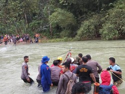 Dramatis, Tim SAR Evakuasi 33 Wisatawan Terjebak Arus Deras di Sungai Lamesou