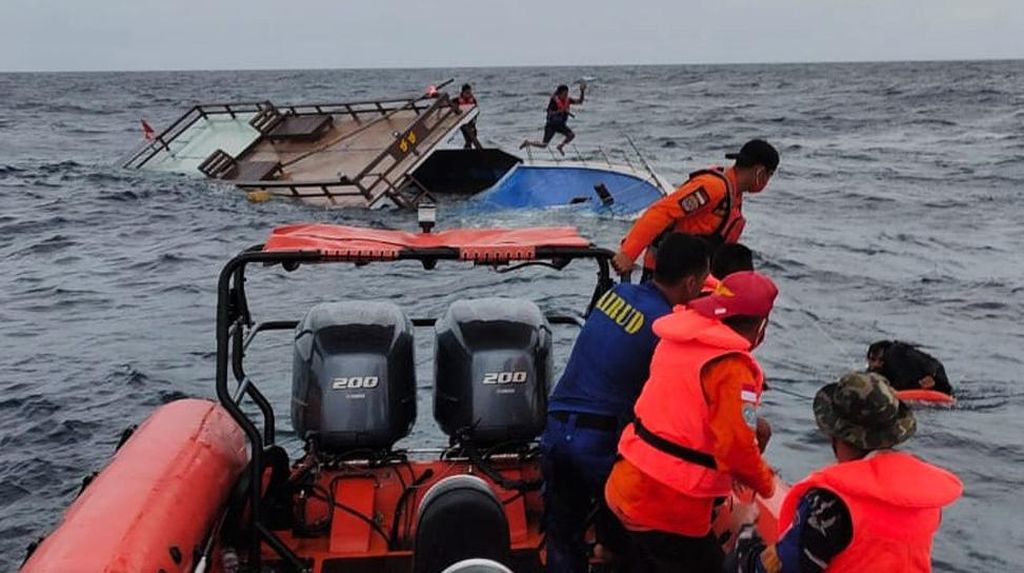 Detik-detik Evakuasi Penumpang Kapal Guide di Perairan Malaoge