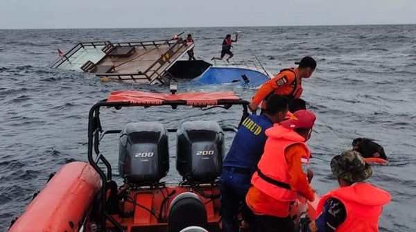 Detik-detik Evakuasi Penumpang Kapal Guide di Perairan Malaoge