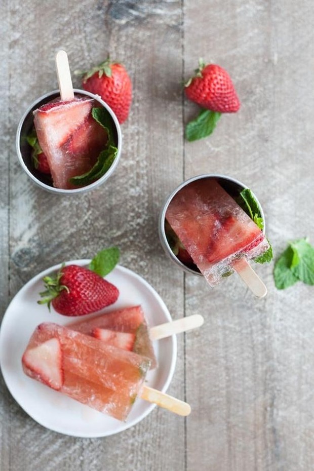 Bourbon and Honey Spiked Strawberry Mint Julep Popsicle/pinterest.com/kristenolson Dengan bahan utama buah strawberry dan daun mint yang segar.