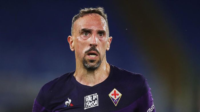 Franck Ribery ROME, ITALY - JUNE 27: Franck Ribery of ACF Fiorentina looks on during the Serie A match between SS Lazio and ACF Fiorentina at Stadio Olimpico on June 27, 2020 in Rome, Italy. (Photo by Paolo Bruno/Getty Images)
