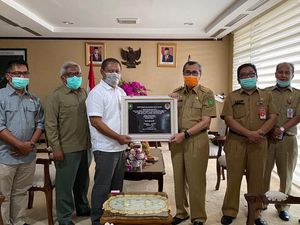 Gubernur Riau Berikan Akta Lahir untuk Bayi Gajah Bernama Damar