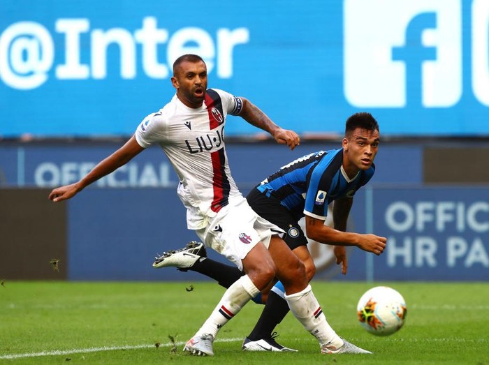 MILAN, ITALY - JULY 05:  Lautaro Martinez (R) of FC Internazionale competes for the ball with Danilo Larangeira (L) of Bologna FC during the Serie A match between FC Internazionale and Bologna FC at Stadio Giuseppe Meazza on July 5, 2020 in Milan, Italy.  (Photo by Marco Luzzani/Getty Images)