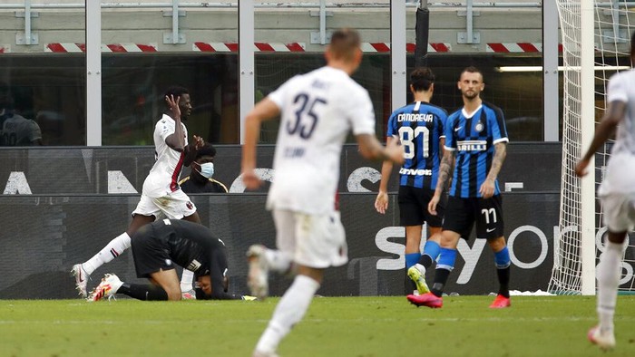 Bolognas Musa Barrow, left, celebrates after scoring his sides second goal during the Serie A soccer match between Inter Milan and Bologna at the Milan San Siro Stadium, Italy, Sunday, July 5, 2020. (AP Photo/Antonio Calanni)
