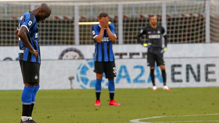 Inter Milans Romelu Lukaku, left, Danilo DAmbrosio and goalkeeper Samir Handanovic react after Bolognas Musa Barrow scored his sides 2nd goal, during the Serie A soccer match between Inter Milan and Bologna at the Milan San Siro Stadium, Italy, Sunday, July 5, 2020. (AP Photo/Antonio Calanni)