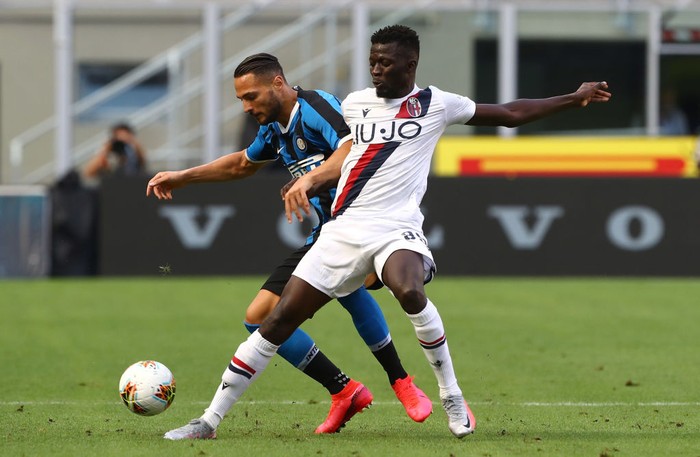 MILAN, ITALY - JULY 05:  Danilo D Ambrosio of FC Internazionale competes for the ball with Musa Barrow of Bologna FC during the Serie A match between FC Internazionale and Bologna FC at Stadio Giuseppe Meazza on July 5, 2020 in Milan, Italy.  (Photo by Marco Luzzani/Getty Images)