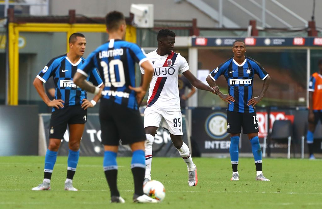 MILAN, ITALY - JULY 05:  Danilo D Ambrosio of FC Internazionale competes for the ball with Musa Barrow of Bologna FC during the Serie A match between FC Internazionale and Bologna FC at Stadio Giuseppe Meazza on July 5, 2020 in Milan, Italy.  (Photo by Marco Luzzani/Getty Images)