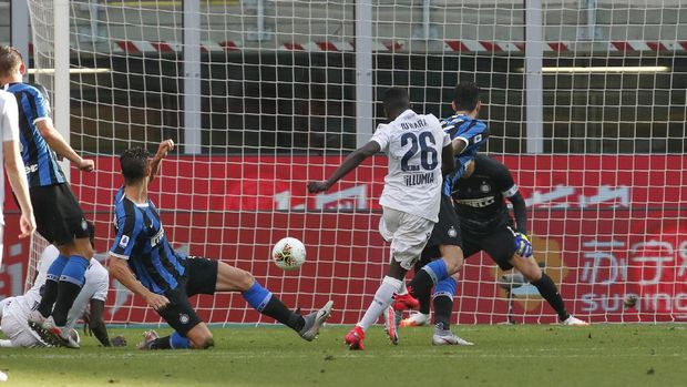Bologna's Musa Juwara scores his side's opening goalduring the Serie A soccer match between Inter Milan and Bologna at the Milan San Siro Stadium, Italy, Sunday, July 5, 2020. (AP Photo/Antonio Calanni)