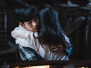 Its Okay to Not Be Okay Episode 6: Kim Soo Hyun Nangis, Rating Naik Its Okay to Not Be Okay Episode 6: Kim Soo Hyun Nangis, Rating Naik