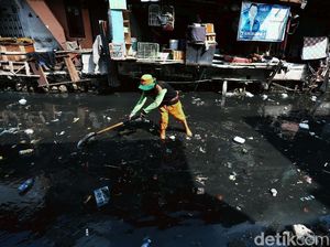 Jorok Banget! Kali Krukut Bawah Hitam Pekat Jorok Banget! Kali Krukut Bawah Hitam Pekat