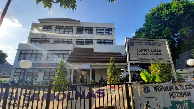 Kantor Lurah Grogol Selatan, Senin (6/7)