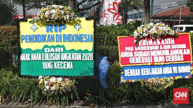 Sejumlah karangan bunga berjejer di depan Balai Kota DKI Jakarta, Senin, 6 Juli 2020. Karangan bunga itu bertuliskan kekecewaan mengenai proses Pendaftaran Peserta Didik Baru (PPDB) DKI 2020.  CNN Indonesia/Safir Makki