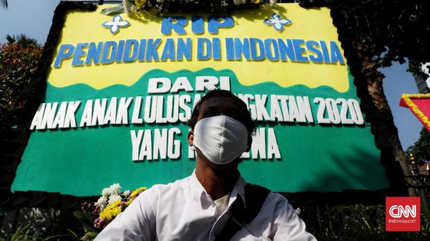 Sejumlah karangan bunga berjejer di depan Balai Kota DKI Jakarta, Senin, 6 Juli 2020. Karangan bunga itu bertuliskan kekecewaan mengenai proses Pendaftaran Peserta Didik Baru (PPDB) DKI 2020.  CNN Indonesia/Safir Makki
