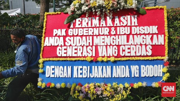 Sejumlah karangan bunga berjejer di depan Balai Kota DKI Jakarta, Senin, 6 Juli 2020. Karangan bunga itu bertuliskan kekecewaan mengenai proses Pendaftaran Peserta Didik Baru (PPDB) DKI 2020.  CNN Indonesia/Safir Makki