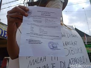 Kecewa Bansos Pemerintah, Pria di Jombang Gelar Demo Tunggal