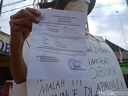 Kecewa Bansos Pemerintah, Pria di Jombang Gelar Demo Tunggal