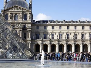 Gambar Simbol NAZI Dekat Louvre, Turis Ini Ditangkap Gambar Simbol NAZI Dekat Louvre, Turis Ini Ditangkap