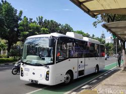 Begini Rasanya Naik Bus Listrik Transjakarta