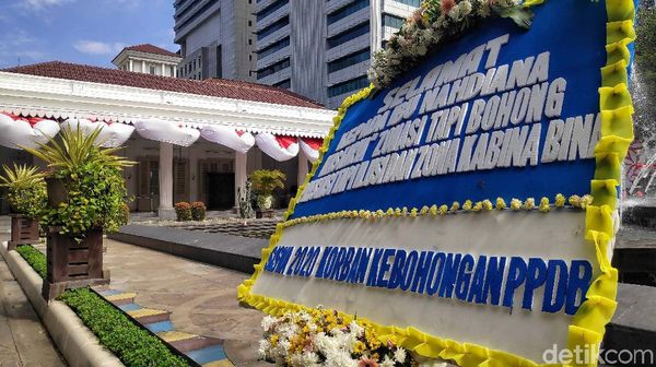 Ketika Kantor Anies Diserbu Karangan Bunga Tolak PPDB Batas Umur