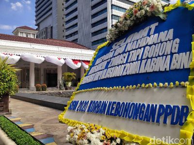Ketika Kantor Anies Diserbu Karangan Bunga Tolak PPDB Batas Umur