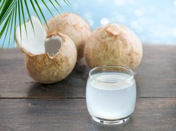 Minum Air Kelapa Setelah Vaksin Benarkah Hilangkan Efek Vaksin COVID-19?