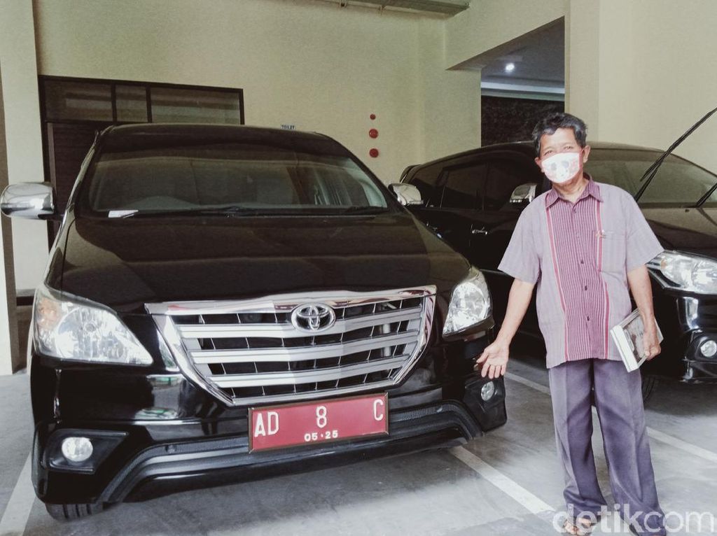 Kisah Kasmuri, 22 Tahun Jadi Pembuat Pelat Mobil Dinas Pejabat Kisah Kasmuri, 22 Tahun Jadi Pembuat Pelat Mobil Dinas Pejabat